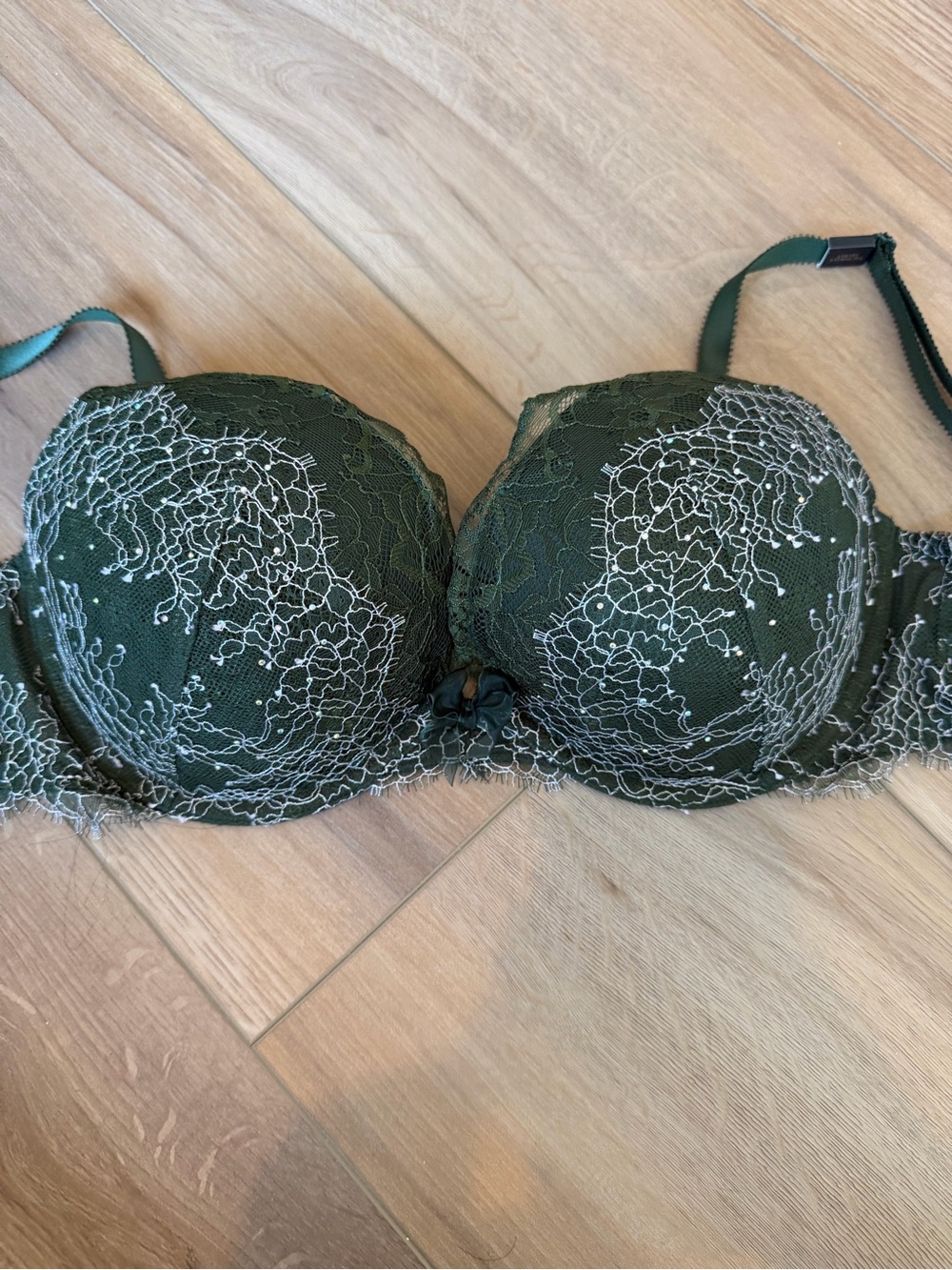Elegant Green Lace Underwire Bra with Contrast Embroidery